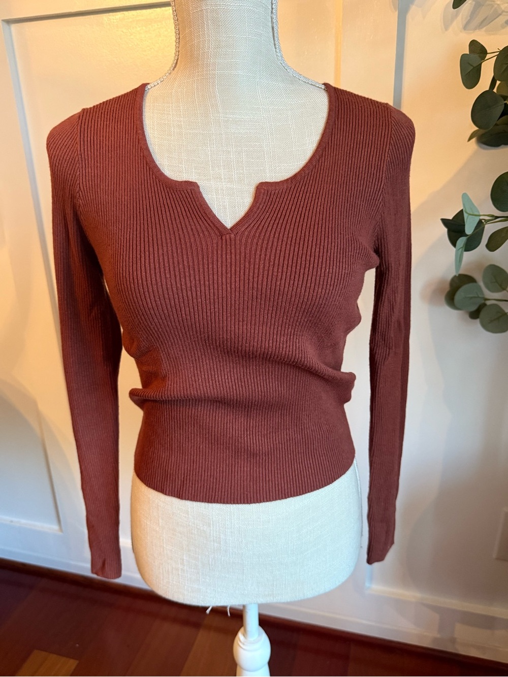 BE COOL Ribbed Notch-Neck Sweater in Rust Brown
